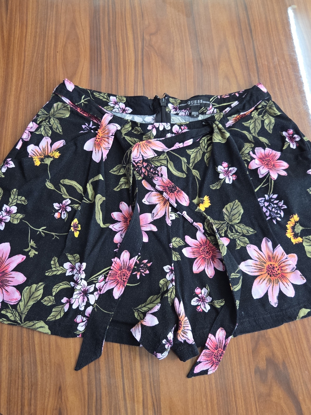 Guess Skylee Pleated Black Floral Tie-Waist Shorts Sz 10 - Picture 2 of 9